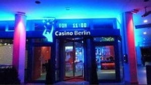 Der Eingang der Spielbank Fernsehturm in Berlin im Dunkeln.